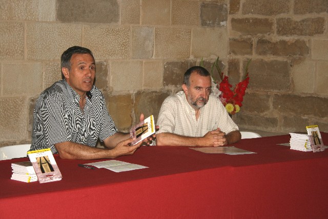 El autor explica el contenido del libro